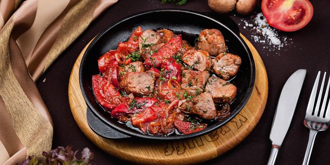 Meat pan in the cafe-bar "Majori" in the Dnieper. Order by stock