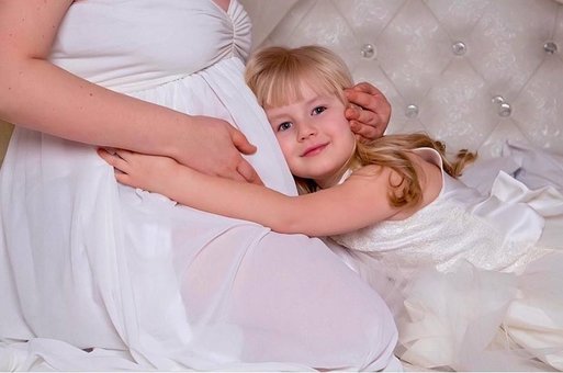 Фотосессия беременной мамы с дочкой в студии «BABY-BOX-STUDIO» в Киеве. Оплачивайте по скидке.