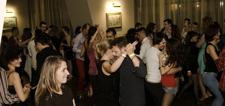 Заняття бачатою у школі танцю «LA SALSA Lviv» у Львові. Записатись недорого