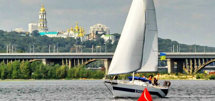 Прогулянка по дніпру на парусній яхті воля