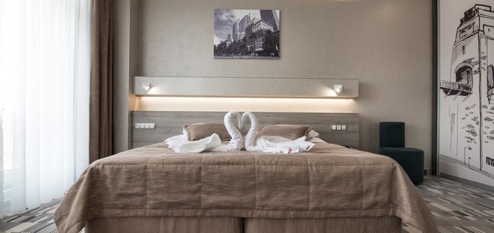 Большая кровать в номере Сидней в отеле 12th Floor Apartments в Одессе