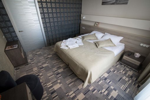 Двуспальная кровать в номере Лондон в отеле 12th Floor Apartments в Одессе