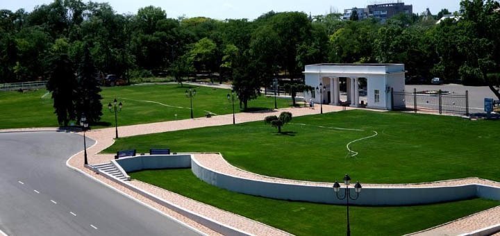 Territory of the black sea park shevchenko hotel. come with a discount