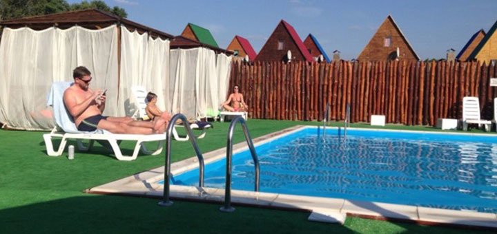 Бассейн на базе отдыха «Поляна УДачи». Отдых загородом со скидкой. Базы отдыха под Харьковом со скидкой.