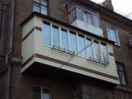 Зовнішня обшивка балкона компанією «Галерея-вікон» у Запоріжжі. Звертайтеся за акцією.