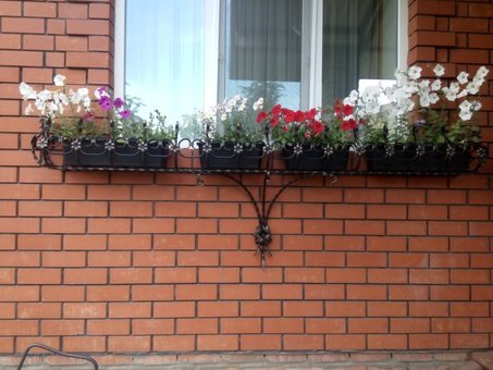 Установка металевих квітників компанією «ГалереяОкон» у Запоріжжі. Замовляйте по акції.