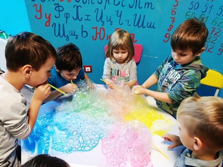 Творчі заняття в дитячому садку «happy book». записатися в дитячий сад по акції.