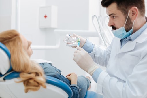 Чищення зубів у стоматології «Professional Dental» у Києві. Записуйтесь по акції.