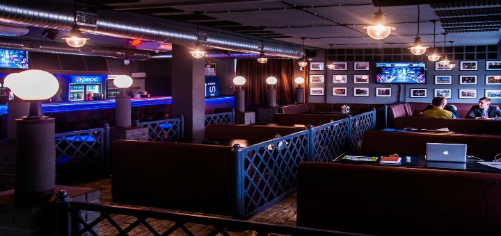 Зал в кафе-баре «River Pub» в Виннице. заказывайте меню и напитки по акции.