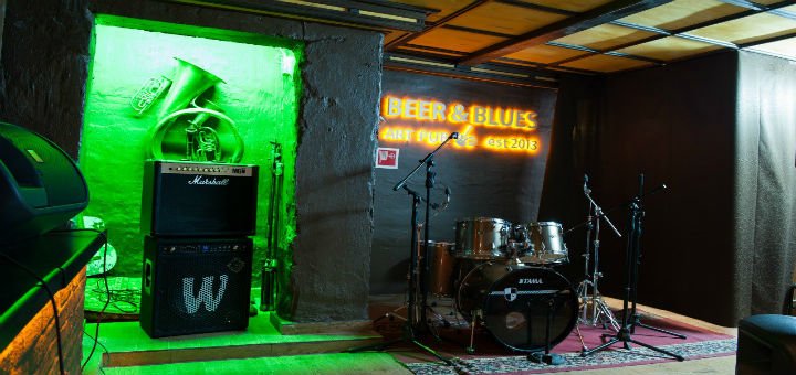 Сцена для живих концертів в beer &amp; blues art pab в вінниці. замовляйте столик зі знижкою.