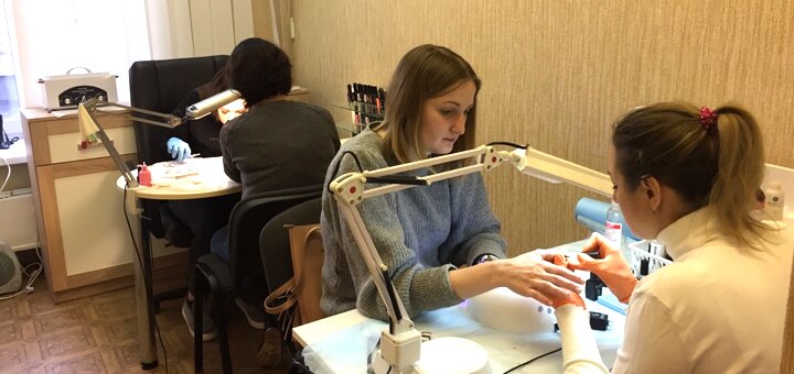 Discount on manicure in the beauty studio beautiful silk nails