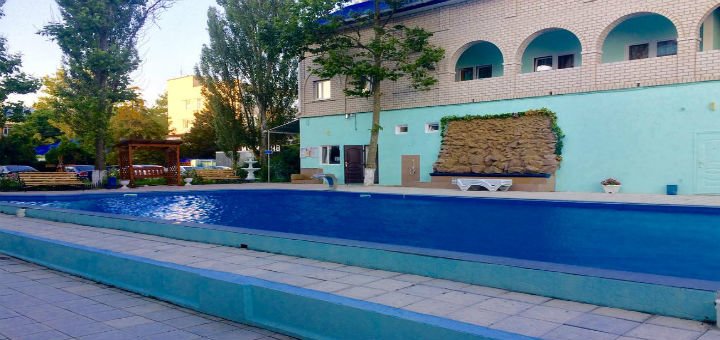 Открытый бассейн в гостинице «Дольче Вита» в Железном Порту. Планируйте отдых по акции.