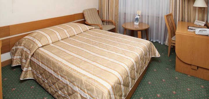 Номер в отеле «Русь». Гостиница «Premier Hotel Rus» в Киеве. Забронировать номер в отеле «Русь». Отели в центре Киева.