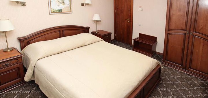 Номер в отеле «Русь». Гостиница «Premier Hotel Rus» в Киеве. Забронировать номер в отеле «Русь». Отели в центре Киева.