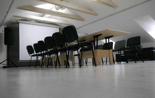 Promotions rent &quot;super stylish attic in the art center&quot;