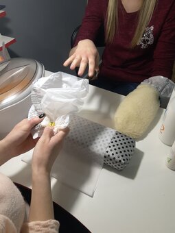 Класичний манікюр у салоні краси «Контраст» в Одесі. Записатись по акції.