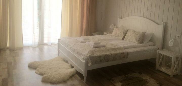 Спальня в готельному комплексі «Relax Villa Poduzska» під Києвом з басейном