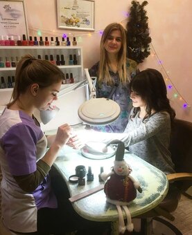 Coating with gel polish in the studio of anna ishchenko in kherson. sign up for a discounted gel polish