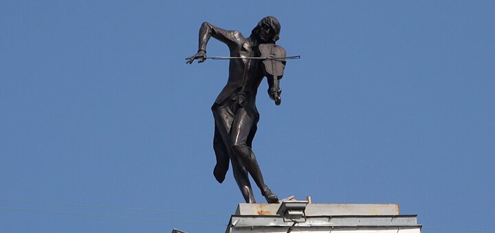 Violinist on the roof in kharkov 4