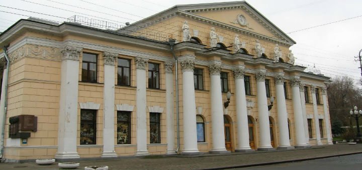 Здание Днепропетровского театра оперы и балета. Покупайте билеты на спектакли по акции.