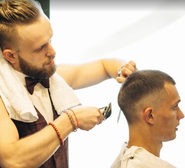 Стрижка машинкой в Frisor barbershop Черновцы. Записаться на стрижку машинкой по акции