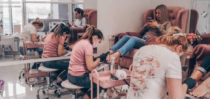 Discount on manicure and pedicure at Sweet Beauty salon