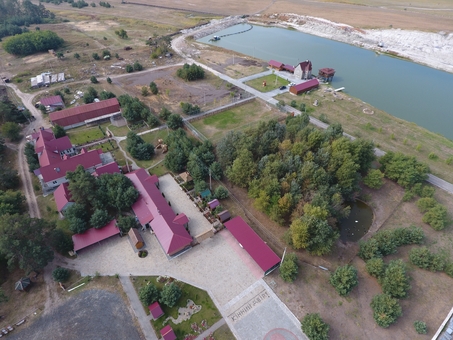 Horse yard Leleki 1