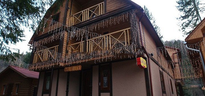 Фасад отеля «Ярсон» в Яремче Ивано-Франковской области. Бронируйте номера по акции.