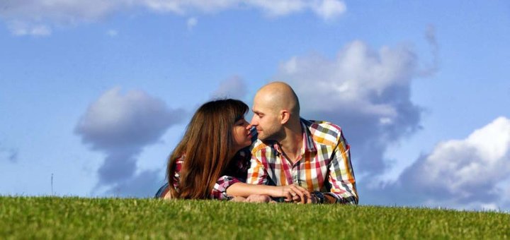 Выездная фотосессия Love Story от студии «ZAVARKA» в Киеве. Заказывайте выездную фотосъемку по скидке.