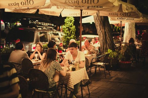 Літня тераса в ресторані «Olio pizza». Замовити столик зі знижкою