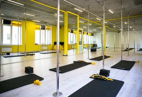 Зал для занять pole dance у танцювальній студії «BODY LAB» у Києві. Купуйте абонементи на підлогу денс за знижкою.