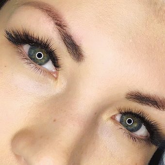 Нарощування вій 2D у салоні «Майстерня краси» у Києві. Записуйтесь по акції.