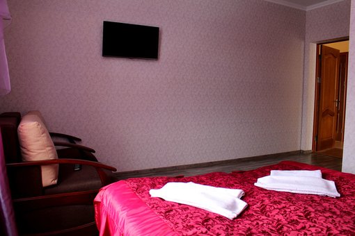2-местный номер Полулюкс с большой кроватью в гостинице «Вилла Терраса» в Поляне. Бронируйте по скидке.