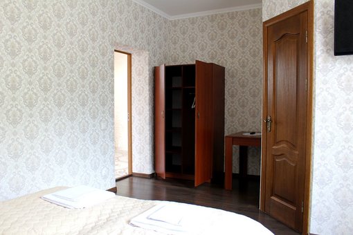 3-х местный номер с большой кроватью и диваном в отеле «Вилла Терраса» в Поляне. Резервируйте по акции.