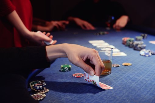Playing poker at the Cyber Club «Gameplay cyberlounge» in Kiev. Book a time for the promotion.