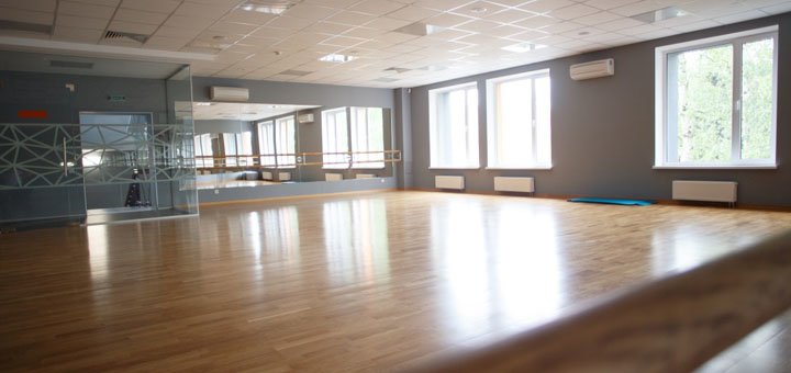Зал для танцев в фитнес-клубе EveryDay fitness