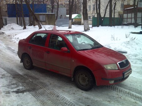 Автопарк школи «Індикар» у Києві. Записуйтесь на курси водіння з акції.