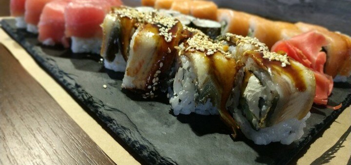 Sushi bar &quot;nakama&quot; sushi green dragon with a discount