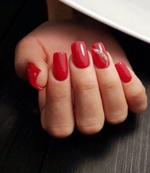Обрізний манікюр із покриттям у студії краси «Labbeauty» у Києві. Замовляйте зі знижкою