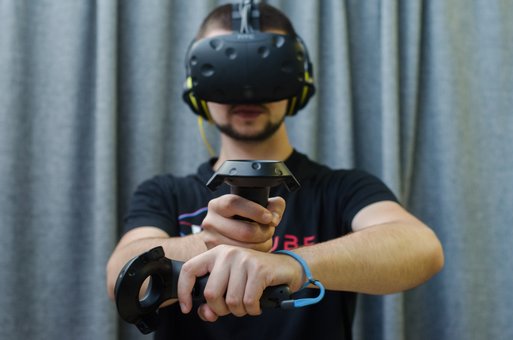 Шолом віртуальної реальності vr htc vive у клубі «вр куб» у Львові. грайте акцією.