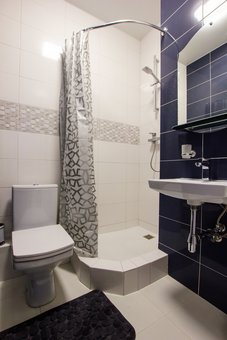 Санвузол у номері люкс у готелі «East Residence» у Києві. Бронюйте по знижці.