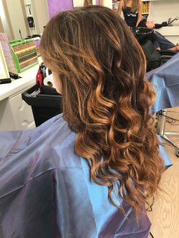 Зачіски в студії краси «Dali's Hair & Beauty Studio». Записати зі знижкою