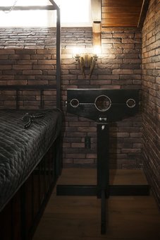 Знаряддя тортур в номері «Кімната тортур» в готелі «Cherry Twins». Відвідайте готель зі знижкою.