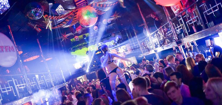 Танцпол у нічному клубі «Disco radio hall» у Києві. Вхід зі знижкою