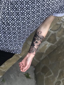 Tattoos on the arm in the studio "Mom do not abuse" in Brovary. Order at a discount.
