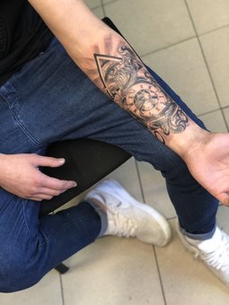 Tattoo on the arm in the studio "Mom do not abuse" in Brovary. Order at a discount.