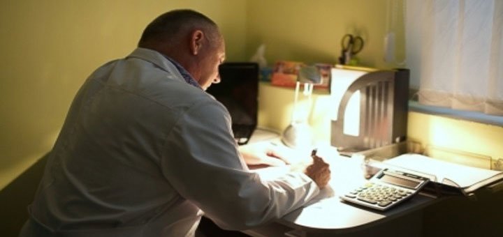 Специалист центра «ВИП ТЕСТ» за работой. Записывайтесь по акции