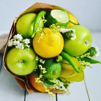 Яблучний букет від студії флористики "Fruits&Flowers Market" у Дніпрі. Купуйте за акцією.