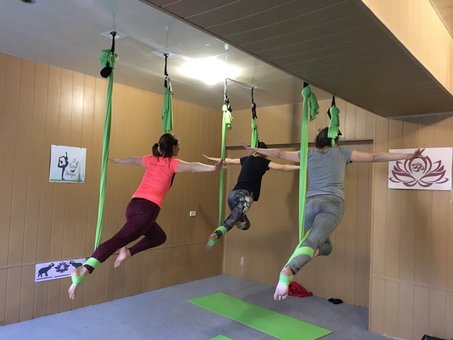 Fly yoga in the club of the Ukrainian Federation of Aero Yoga and Yoga in Kramatorsk. Pay for a yoga class at a discount.