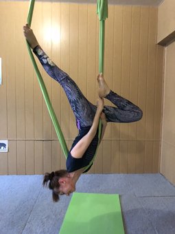 Fly yoga in the club of the Ukrainian Federation of Aero Yoga and Yoga in Kramatorsk. Sign up for a discount.